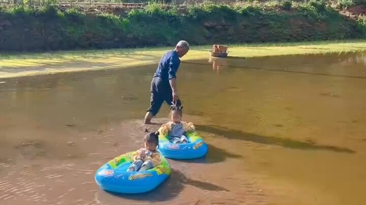 Dua gadis tergila-gila naik perahu, sang kakek menempatkan “perahu motor kecil” di sawah; sekaligus 