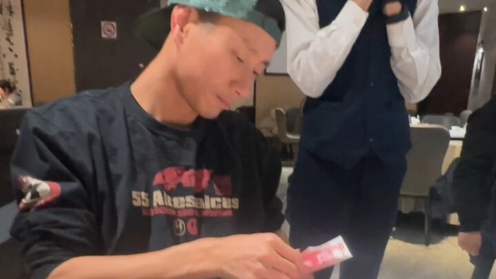 เงินหยวนเซี่ยงไฮ้ไม่แพ้ชื่อจริงๆ จ่ายด้วยเงินสดทีเดียว กระเป๋าสตางค์เบาหวิวทันที