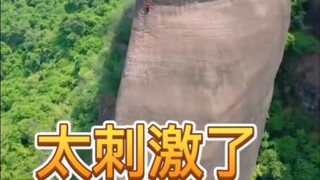 This person who climbed up with his bare hands must have a strong mental quality