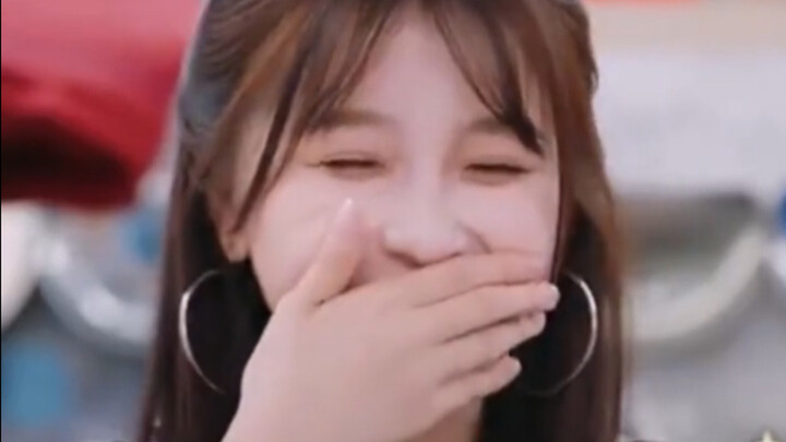 Cái miêu tả "độc ác tinh tế" này thật sự quá phù hợp với Dư Thư Hân, cô ấy thực sự rất thích nhìn ng