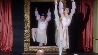 [Funny Ballet] Dancers who have fun in it, different performances in the mirror and outside the mirr