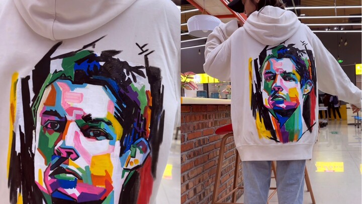 كادت الأمور أن تنقلب عندما رسمت صورة كريستيانو رونالدو على ملابس زميلة لي!