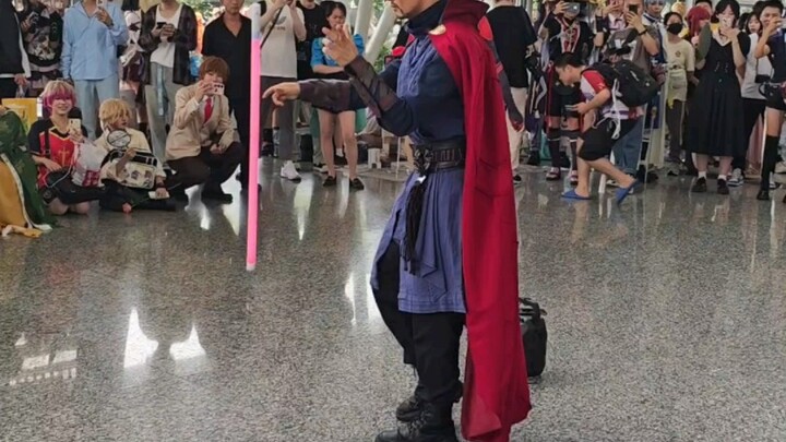 Tôi gặp lại Doctor Strange trong bộ truyện tranh này và kỹ thuật thả đèn huỳnh quang của anh ấy ngày