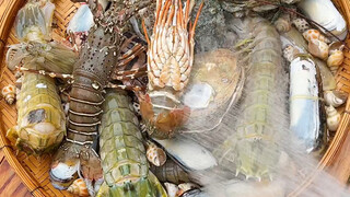 مأكولات تايلاندية: جراد البحر العملاق المشوي بالملح مع سرطان البحر الأزرق الصغير، مصحوبًا بصلصة التا