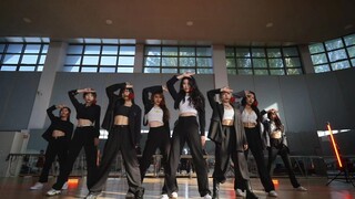Lagu klasik EXO "Guns and Roses" selalu siap untuk para putri.