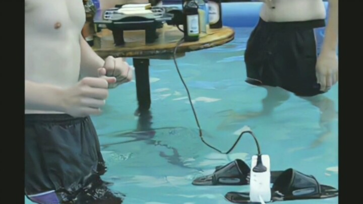 Nam sinh: “So với Phật tổ, tôi còn tin đôi dép lê của mình hơn.”