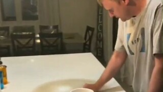 老哥搞不懂，桌子上这块怎么擦不干净的？