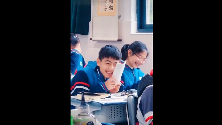 جشع بالمال وشهواني، لكنه يحمل نزاهةً تامة.