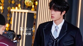 【王一博】黑色斗篷＋卷毛！微博之夜红毯，好帅！