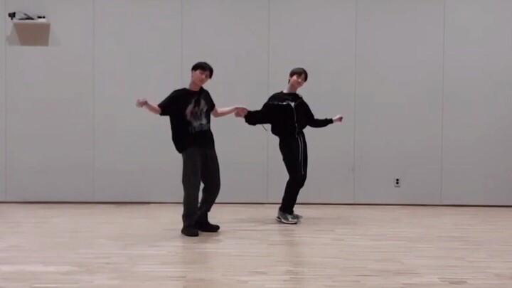สมาชิก ENHYPEN แสดงเพลง "The Eve" ของ EXO