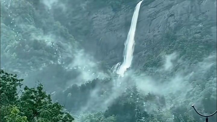 Ternyata kata “yao” dalam frasa “melihat jauh air terjun menggantung di sungai depan” sebenarnya ber