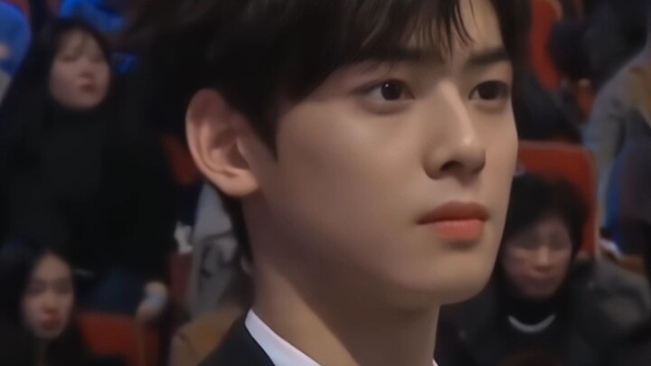 พอดนตรีเริ่ม ครัชก็ขึ้นเวที
