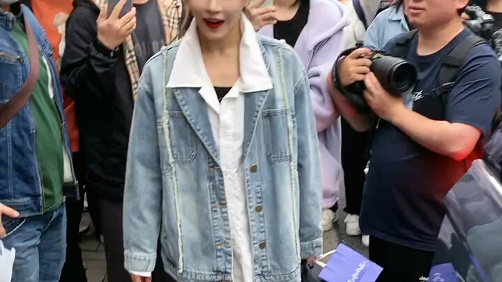 น้องสาวของตวนอี้เสวียนเปิดตัวอย่างโดดเด่น ใบหน้าละม้ายคล้ายพี่สาวก็เป็นพรสวรรค์ความงามชัดๆ เลย แต่ห้