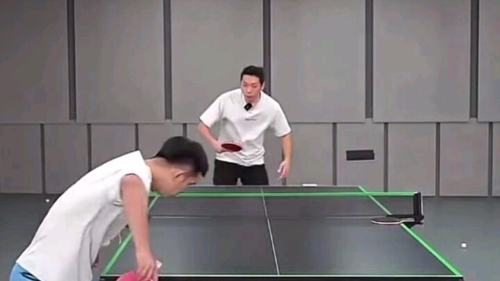 [Xu Xin] 20231024 live cut: Fan Shengpeng serves, Xu Xin demonstrates a short serve with a horizonta