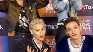 来了｜Stray Kids｜felix 李龙馥 & 方灿 & 韩知城 & 金昇玟｜Thunderous 圣诞版舞蹈