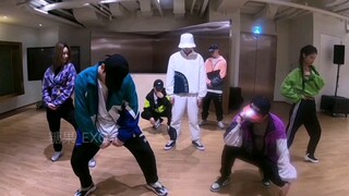 Kesesuaian saat Yixing memakai pakaian Baekhyun dan menari lagu CBX di ruang latihan yang sama