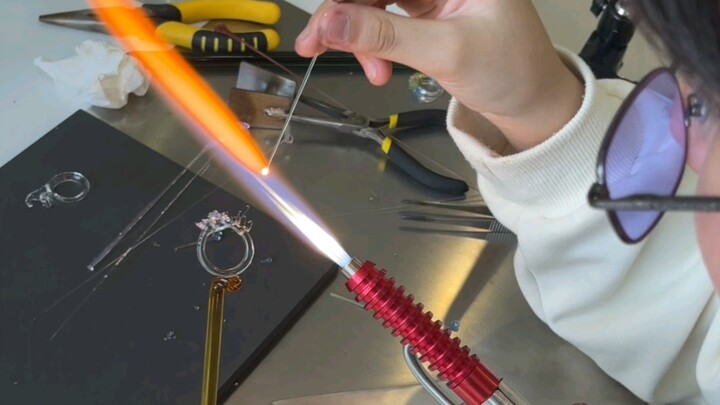 Kenapa semua anak yang datang ke tempatku selalu bikin hadiah buat kakak???