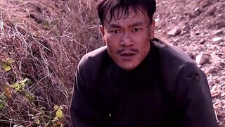 男人只是往人群中扔了一包食物，就立刻发现不对劲
