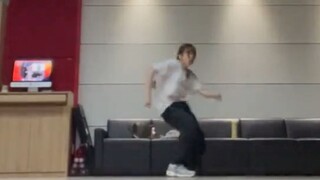 【NMIXX】凌晨泡在练习室的Jiwoo，这就是我们小钢炮的努力💪🐶