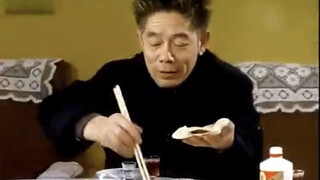 ภาพจริงของเศรษฐีเจ้าของปักกิ่งที่กำลังกินเป็ดย่างในช่วงทศวรรษ 1980 พร้อมจิบไวน์เหมาไถ ราวกับอยู่ในเท