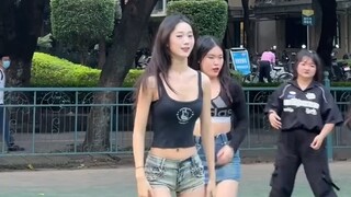 رقصة صيفية مع الزميلة ذات الساقين الطويلتين