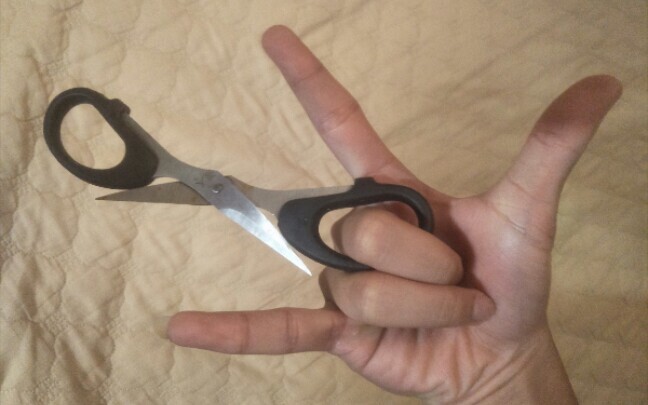 [Sports]Performing Balisong skills with scissors