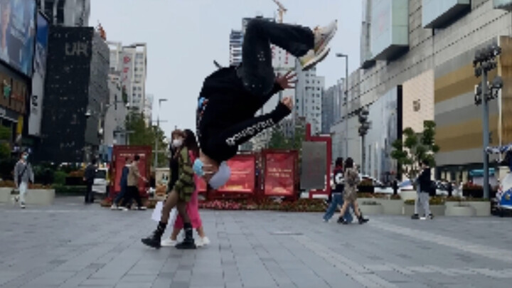 Street showdown: B-boy Haoran pulls off jaw-dropping breakdancing flips!