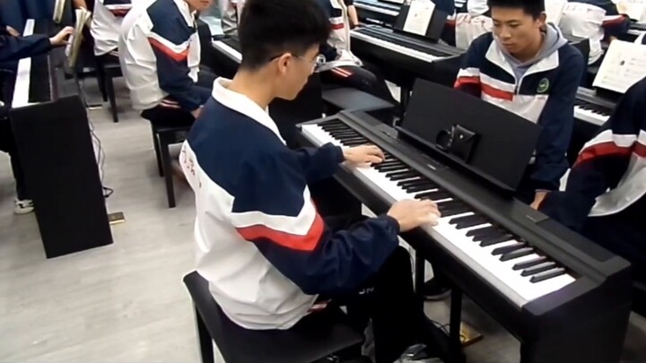 "すずめ (铃萌)" โดย Longyan No. 2 Middle School Music Class Crazy