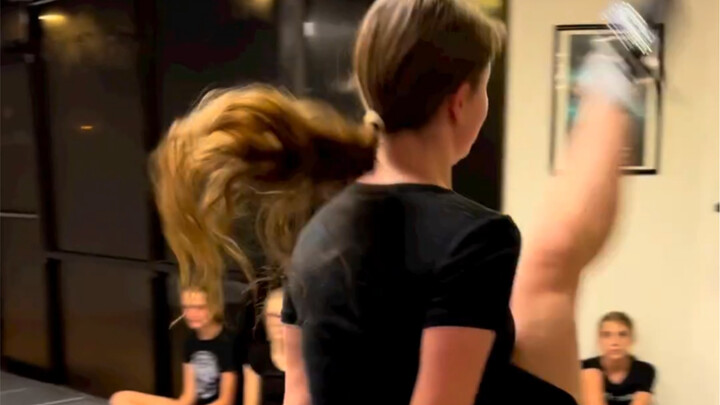 การแสดงฝึกซ้อมเต้นแท็ปของเด็กหญิงนอร์เวย์