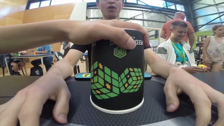 Feishen broke the single world record WR of the third-order Rubik's Cube in 4.73 seconds, but he did