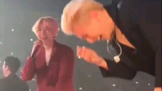 [EXO] Chanyeol: "Cố lên Baekhyun..." Một lần nữa, anh lại cười lớn từ nhiều góc nhìn khác nhau.