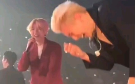 [EXO] Chanyeol: "Go Baekhyun..." Once again, he laughed out loud from multiple perspectives.