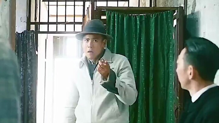 Ngay khi bước vào nhà, chàng trai đã phát hiện ra tên gián điệp giả và dùng dao giết chết hắn ngay t