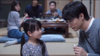 เผลอทำให้คุณลุงเปิดเผยตัวตนไปซะงั้น ยังดีที่เด็กผู้หญิงไม่ได้เอาเจ้าตัวต่อมาเล่น