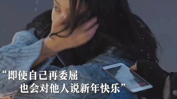 في عيد الربيع، يقفز شخصان من سطح المبنى.. الحارس يخاطر بحياته لإنقاذهما!