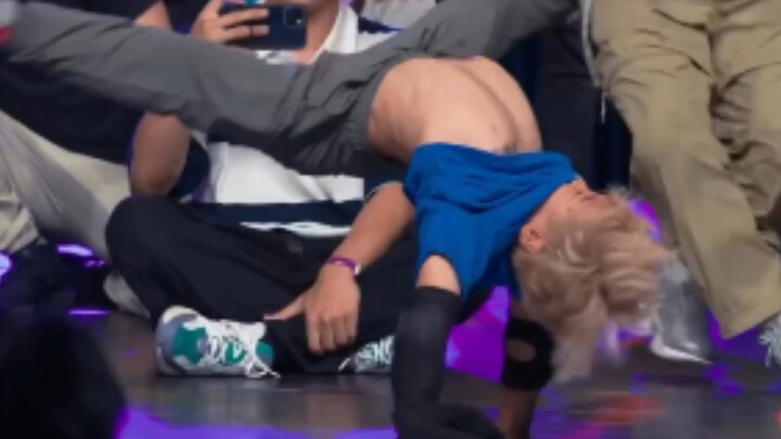 Một bạn nhỏ trình diễn một loạt động tác nhảy đường phố khiến khán giả toàn trường kinh ngạc