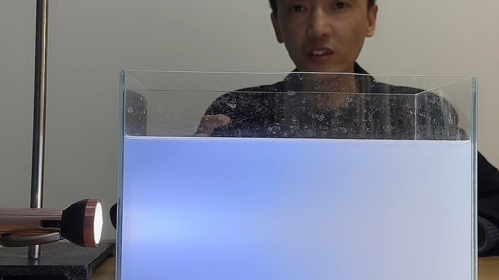 一个实验说明为什么天空是蓝色的，夕阳是红色的！