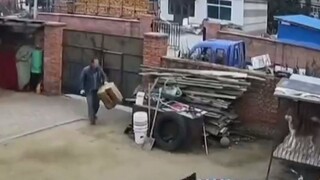 الجرو من المنزل المجاور يأتي كل يوم لزيارتنا وينبح عدة مرات، فلم يُعد العجوز يحتمل ذلك، فقام بإغلاق 