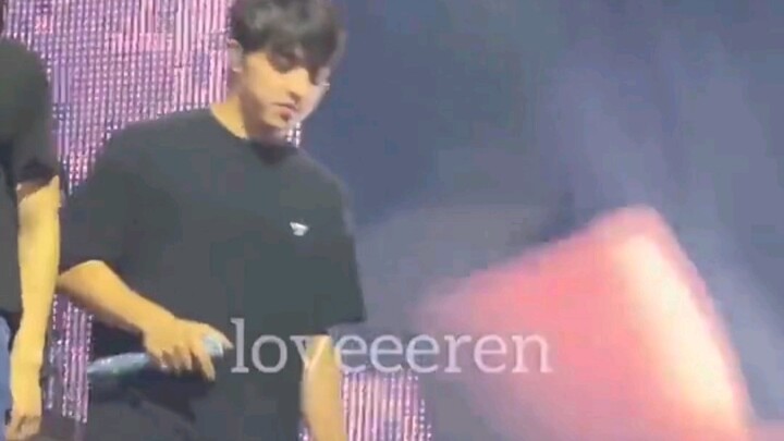 Choi Seung-cheol thấy Clara ngồi trên xe lăn liền lao xuống sân khấu và đưa chiếc mũ cho cô.