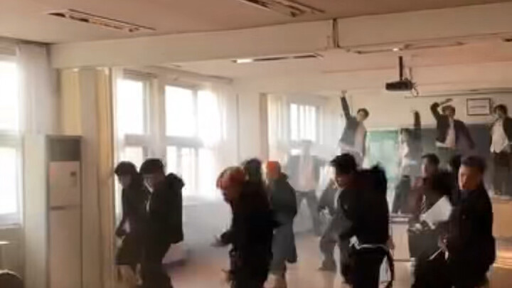 Nó cũng cho phép tôi xem MV hậu trường chỉ trong một lần quay.