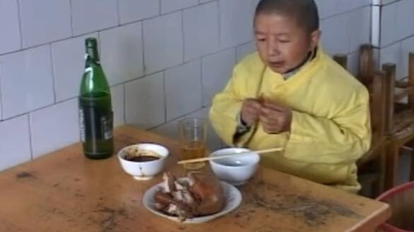 Biksu turun gunung beli minyak, malah diam-diam makan ayam