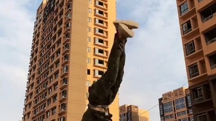 Video seorang pekerja konstruksi yang sedang melompat dan menembak telah menjadi viral. Ia menghabis