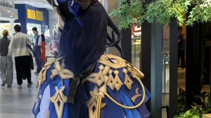 لا أستطيع حقًا فهم أسلوب ملابس الفتيات هذه الأيام... يا لها من أخلاق متدهورة!