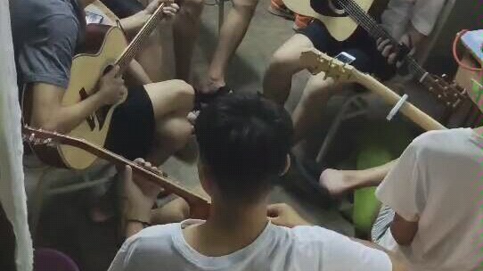 Cuộc sống thường ngày trong ký túc xá nam sinh đại học: Đàn guitar hát bài "Quang Huy Tuổi Trẻ"