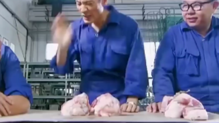 Saat Imlek, pabrik membagikan daging babi, tapi si pemuda hanya dapat dua tulang.