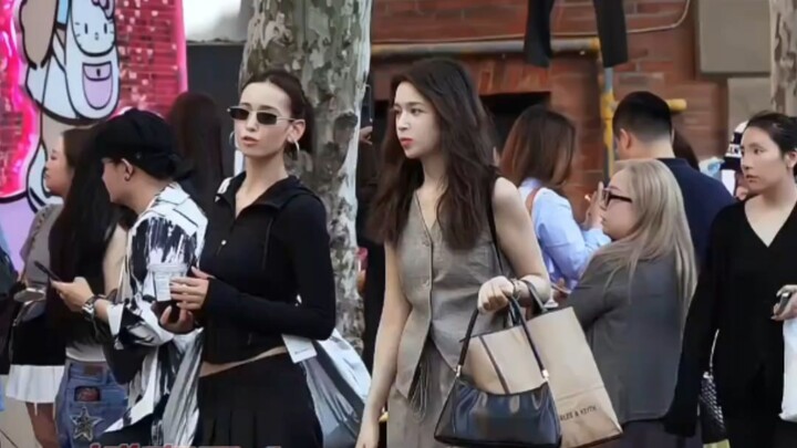 Di jalanan Shanghai yang modis dan trendi, outfit berkelas ini udah bikin kalian jatuh cinta belum??