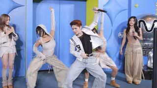 "Tôi có thể gọi anh là nụ hôn sự sống phiên bản nam không?"