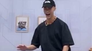 Mika is a ViVi boy, isn't he? The little foreigner dances to "Ben Cao Gang Mu."