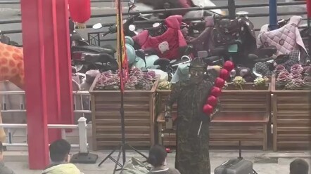 Katak, kok tiap kali kamu cuma jadi penonton malah ketahuan terus, hahaha