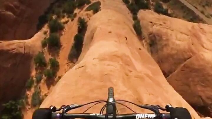 Nhìn thêm một cái là nổ, lại gần chút là tan chảy.